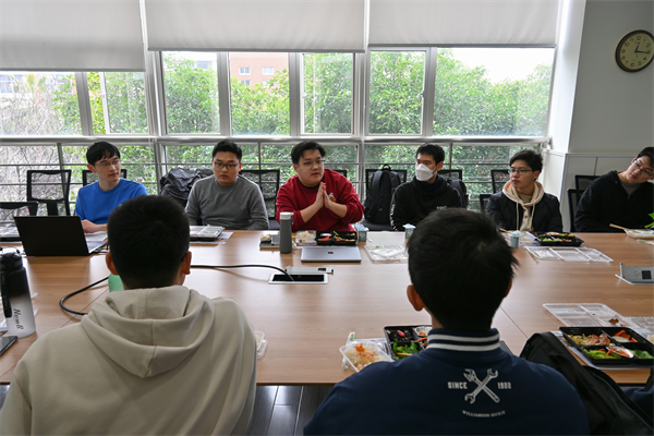 图四 同学们积极与郁中昊交流.jpg