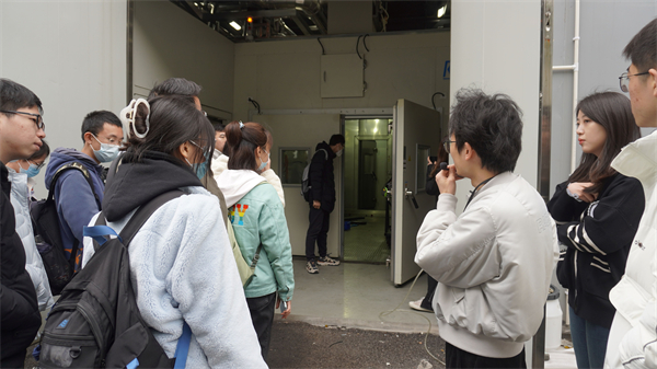 1680008468663761.jpg 图11+参观重塑集团生产车间.jpg