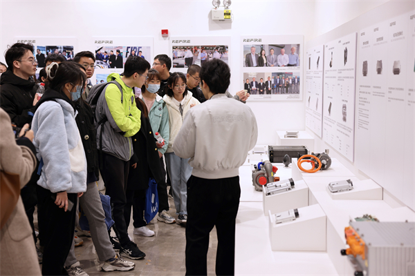 1680008476547948.jpg 图12+企业专家介绍关键零部件.jpg