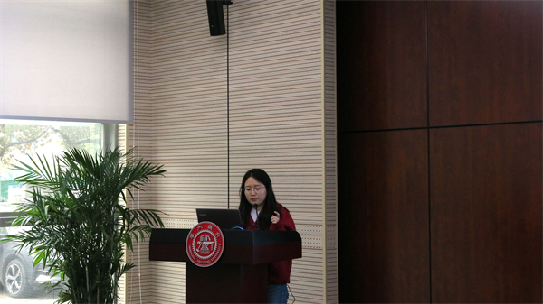 1680009498219262.jpg 图 3杨倩为同学解疑答惑.jpg