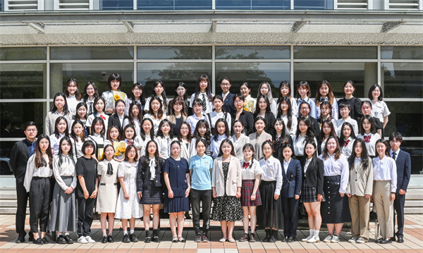 1684406775593067.jpg 图2 女生合影.jpg