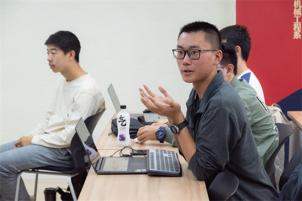 1685359346224179.jpg 图五 同学提问.jpg