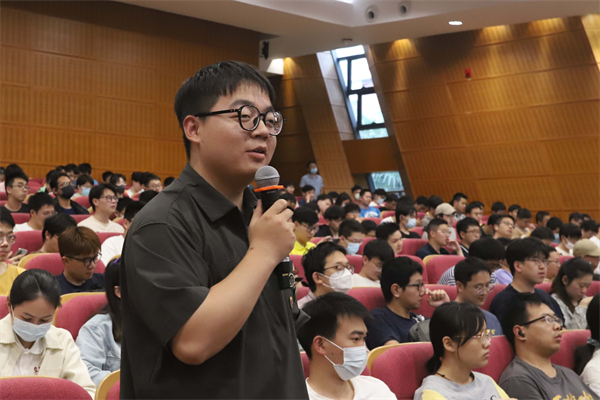 1685443550667778.jpg 图8_同学与老师展开交流.jpg