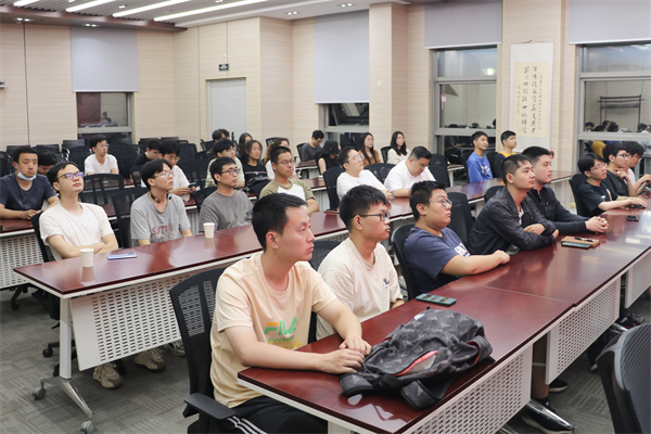 1690719400366432.jpg 图6-与会党员认真学习.jpg