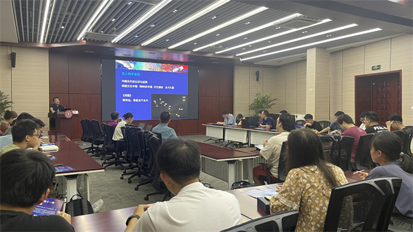 1695039518124593.jpg 图2何老师介绍.jpg