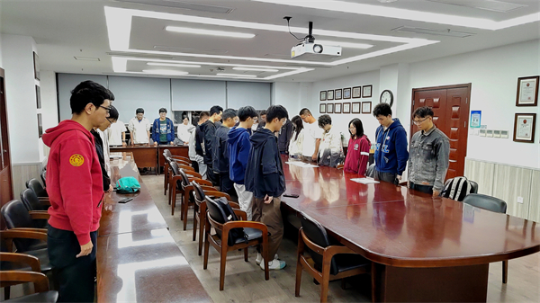 1698767499845392.jpg 图1-与会党员肃立默哀.jpg