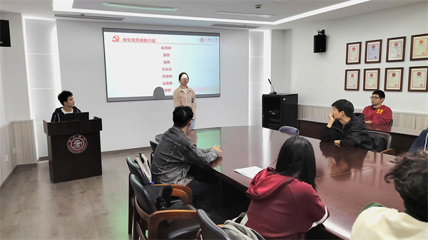 1698767511961145.jpg 图2-新生党员做自我介绍.jpg