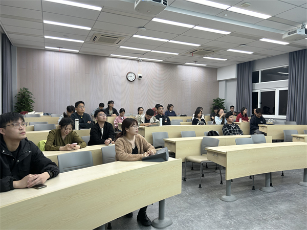 1698837443255054.jpg 图3 同志们认真听讲.jpg