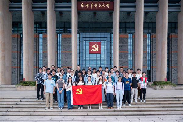 1701953062398083.jpg 图1 全体同学在纪念馆前合影.jpg