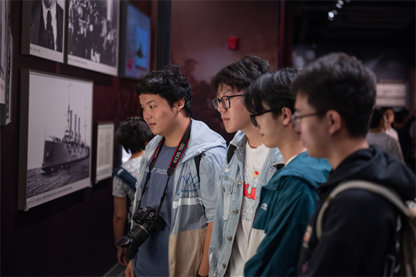 1701953072532360.jpg 图2 支部成员参观学习纪念馆.jpg