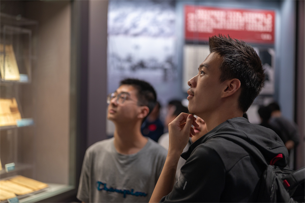 1701953082923793.jpg 图3 积极分子参观学习纪念馆.jpg