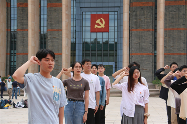 1701953092354270.jpg 图4 张天伦带领支部成员宣誓.jpg