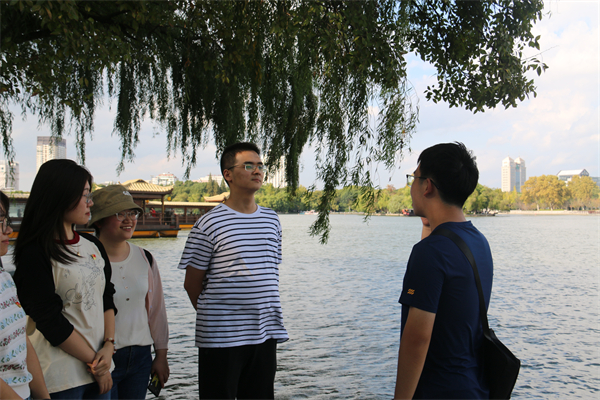 1701953106499542.jpg 图5 黄楷熠为同学们讲解党史.jpg