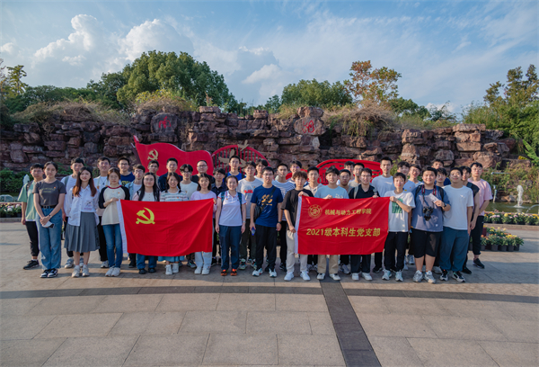 1701953137372422.jpg 图7 同学们在南湖合影留念.jpg