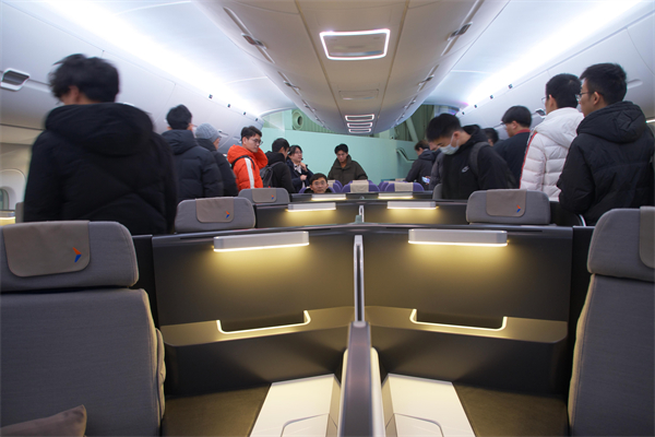 1703679583960789.jpg 3.登机参观图.jpg