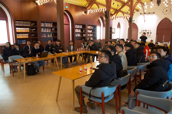 1703679699864280.jpg 7.同学聆听图.jpg