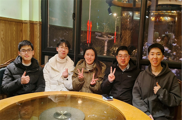 1706793013557408.png 图片2-校友与实践团成员合影.png