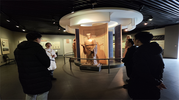 1708437502660096.jpg 图4-博物馆内讲解员为实践团成员讲述高安历史文化.jpg