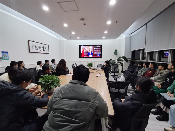 1709207746264610.jpg 图2+党员同志学习新年贺词.jpg