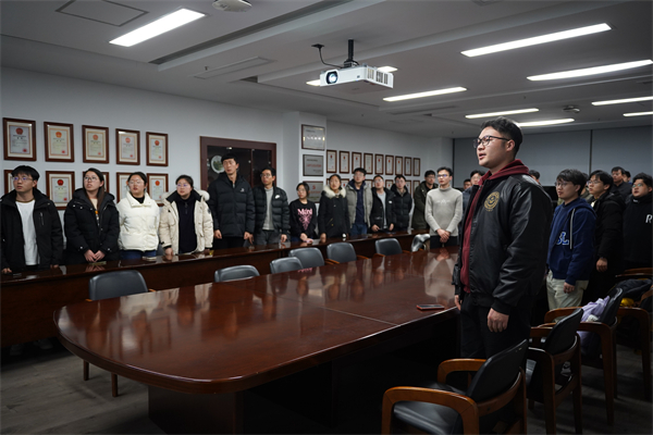 1710248027663326.jpg 图8 全体奏唱国际歌.jpg