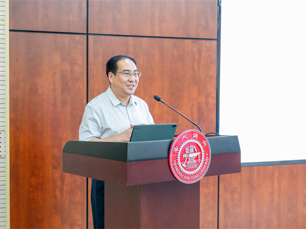 1716298994560085.png 图2 他教授演讲.png