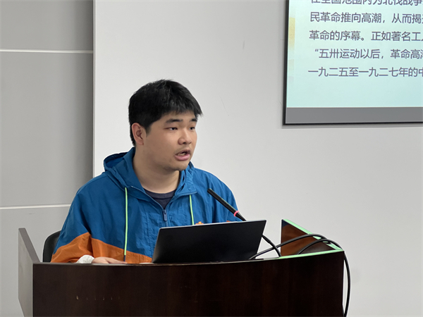 1716807676108049.jpg 图6 褚嘉燚做党课分享.jpg