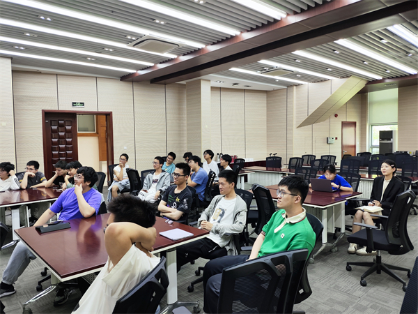 1716808151154602.jpg 图3 观看大学生活小短片.jpg