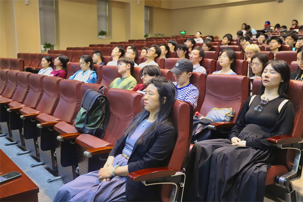 1717417484183856.jpg 图1 冥想现场.jpg