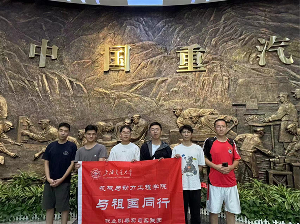 1721302867535193.jpg 中国重汽合影.jpg