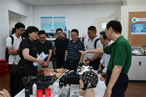 1723898857924408.jpg 图11-栾楠展示智能假肢.jpg