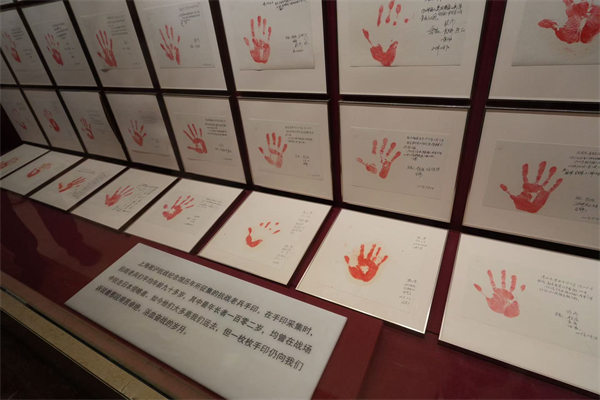 1730117902497443.jpg 图11 抗战老兵手印艺术.jpg