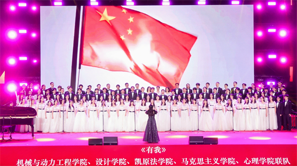 1734012503565422.jpg 图1+联队师生在歌会现场动情歌唱.jpg